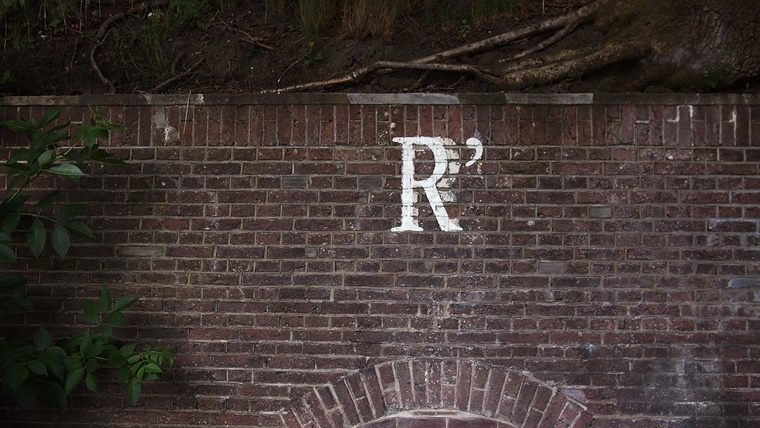壁に書かれたRの文字